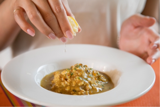 パーフェクトミールCURRYにレモンをかける